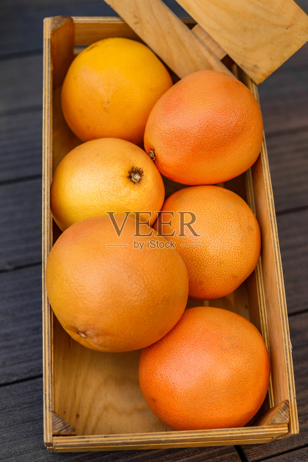 柚子装在木盒子里，是健康食品照片摄影图片