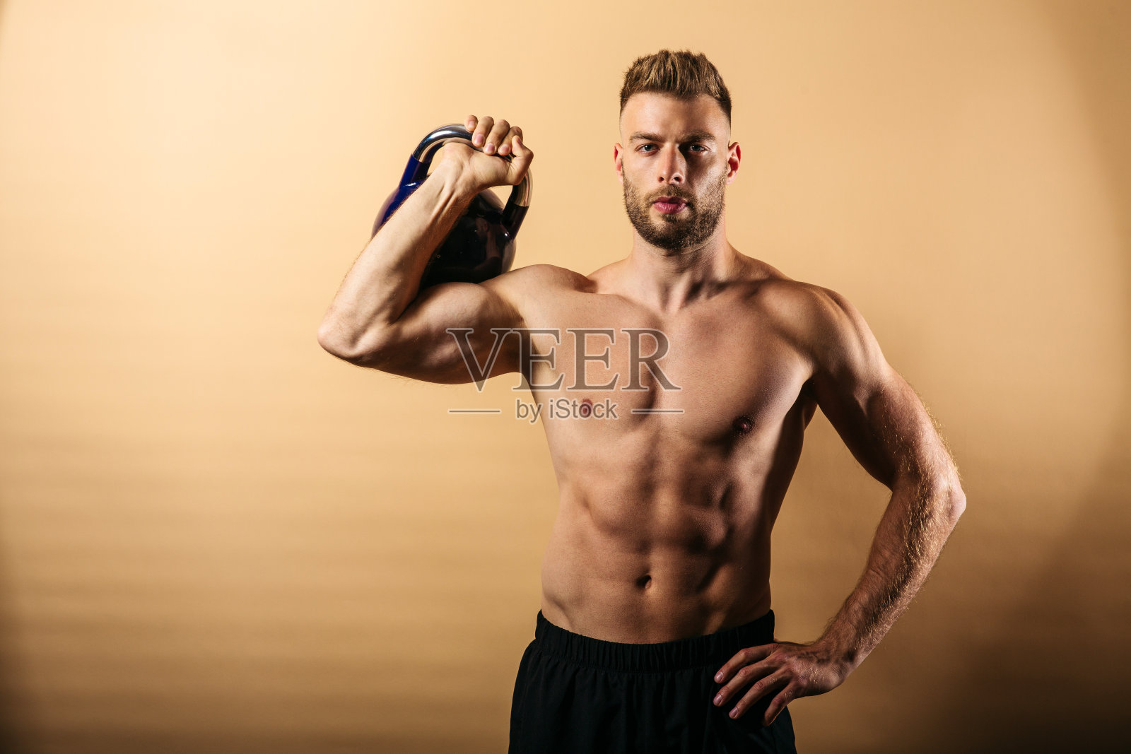 年轻肌肉男在工作室举重照片摄影图片