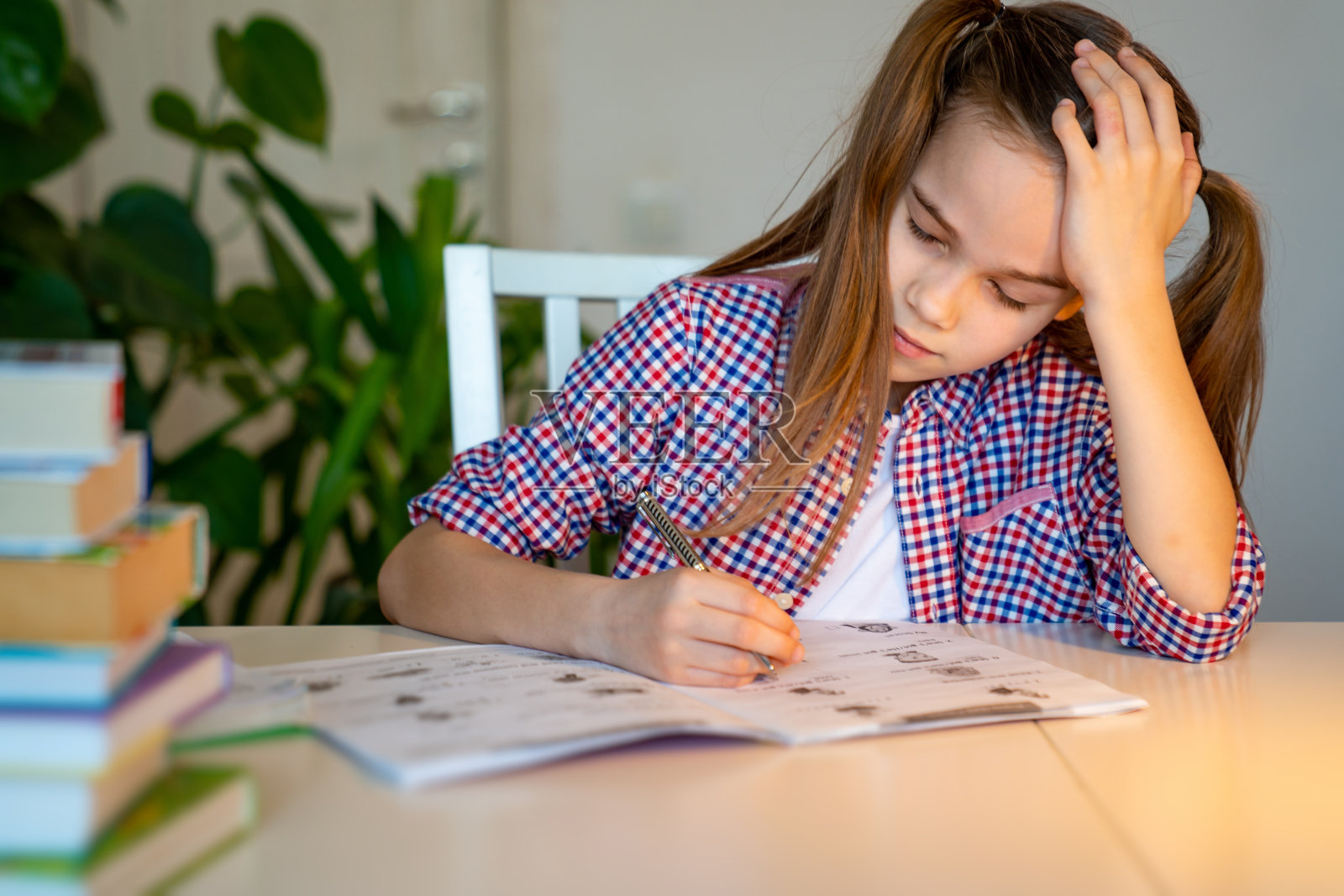疲惫的女学生做作业睡着了。学习。照片摄影图片