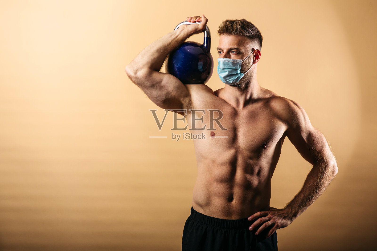 年轻肌肉男在工作室举重照片摄影图片