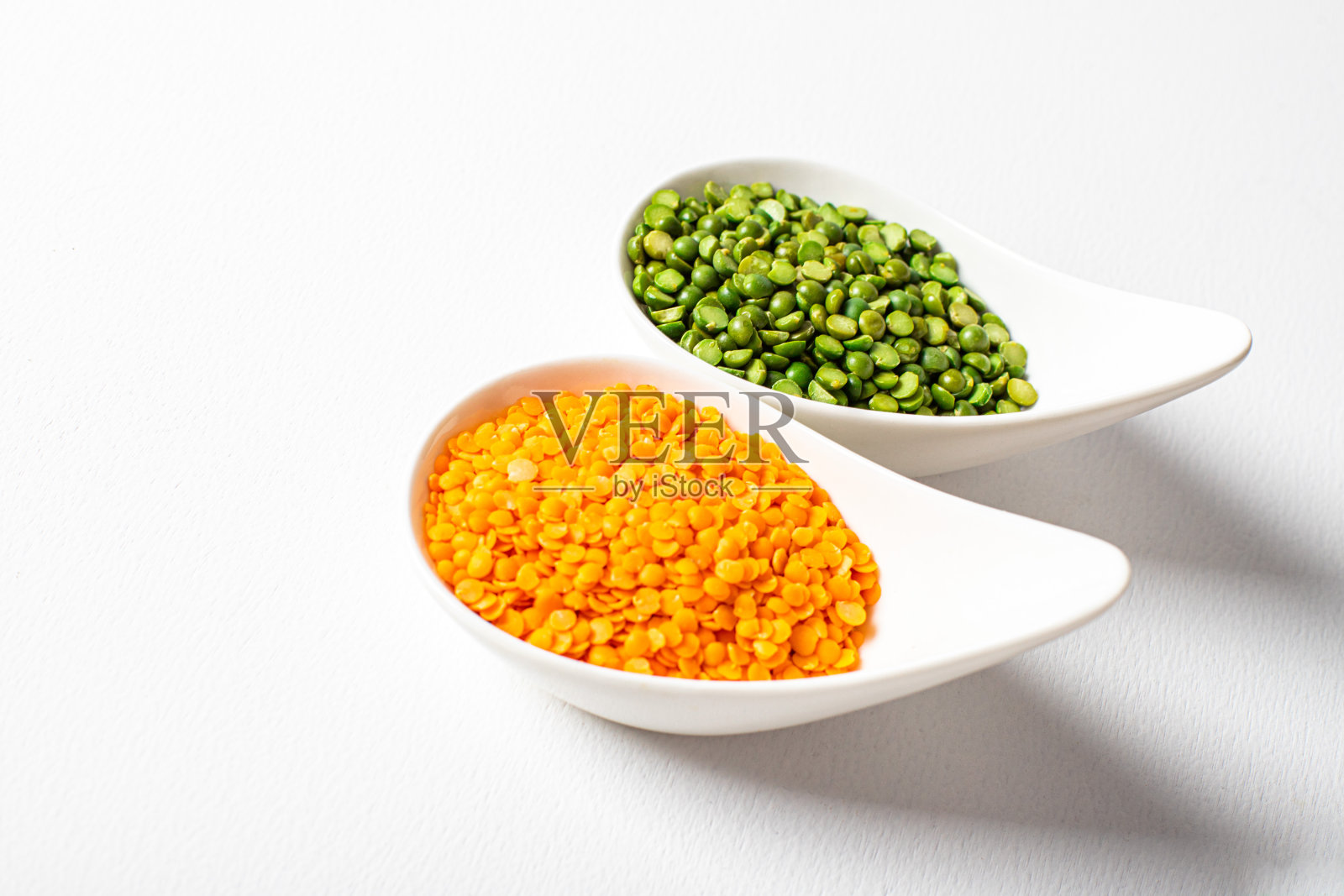 两种豆类：豌豆和橙色小扁豆照片摄影图片