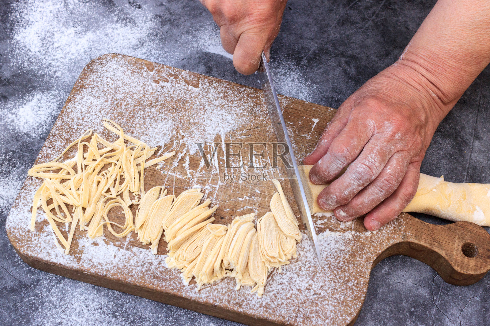 一个人在面包店的木桌上准备生面团照片摄影图片