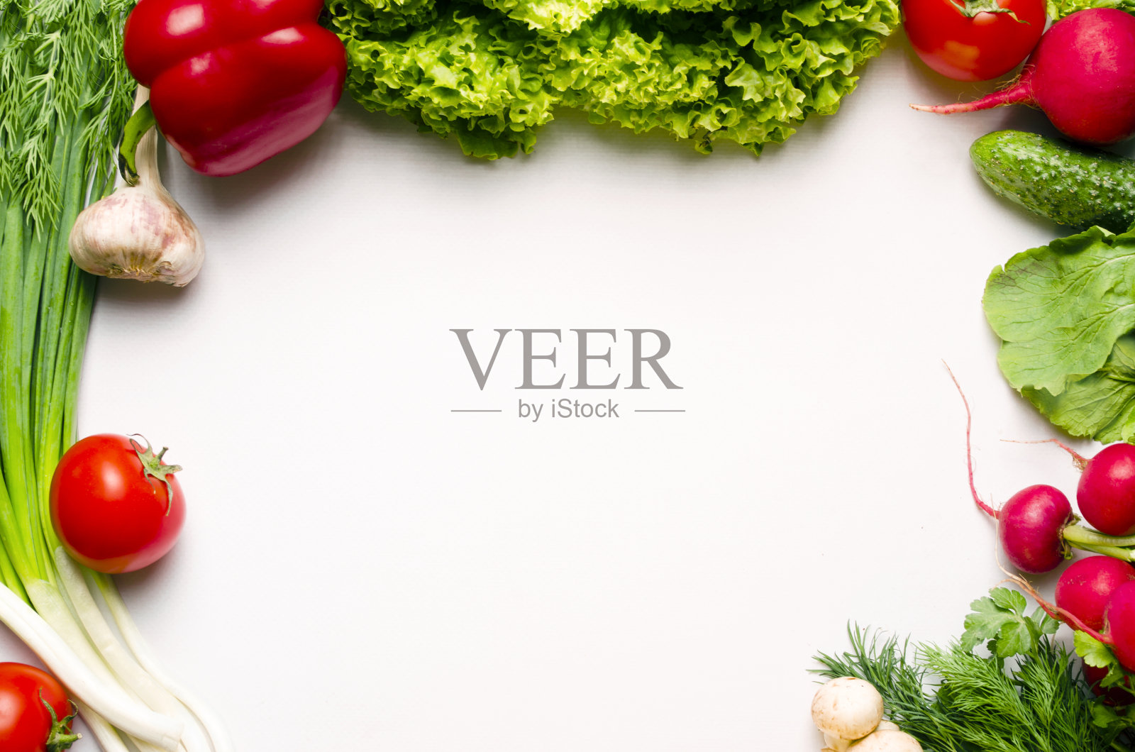 健康饮食。新鲜蔬菜。生菜沙拉的叶子，萝卜，青葱，甜椒，黄瓜，欧芹，莳萝在白色的背景。素食。文本。照片摄影图片