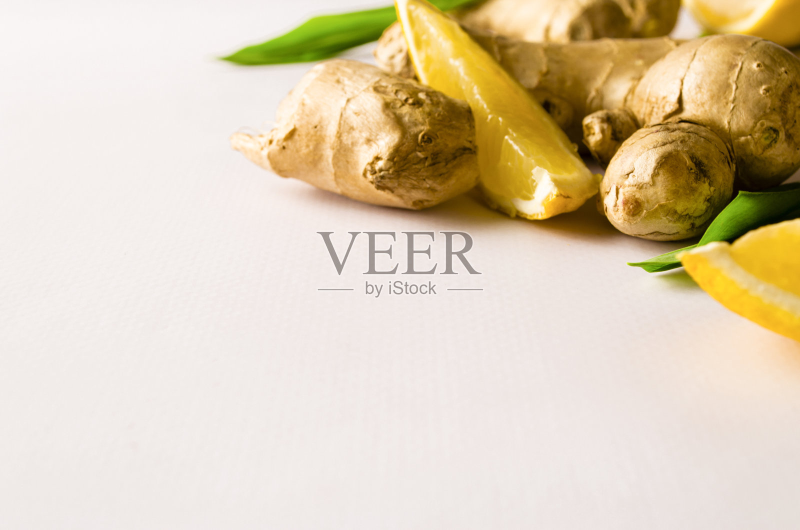 增加免疫力。新鲜水果。模糊的背景。柠檬片，姜，薄荷，白色背景。文本。照片摄影图片