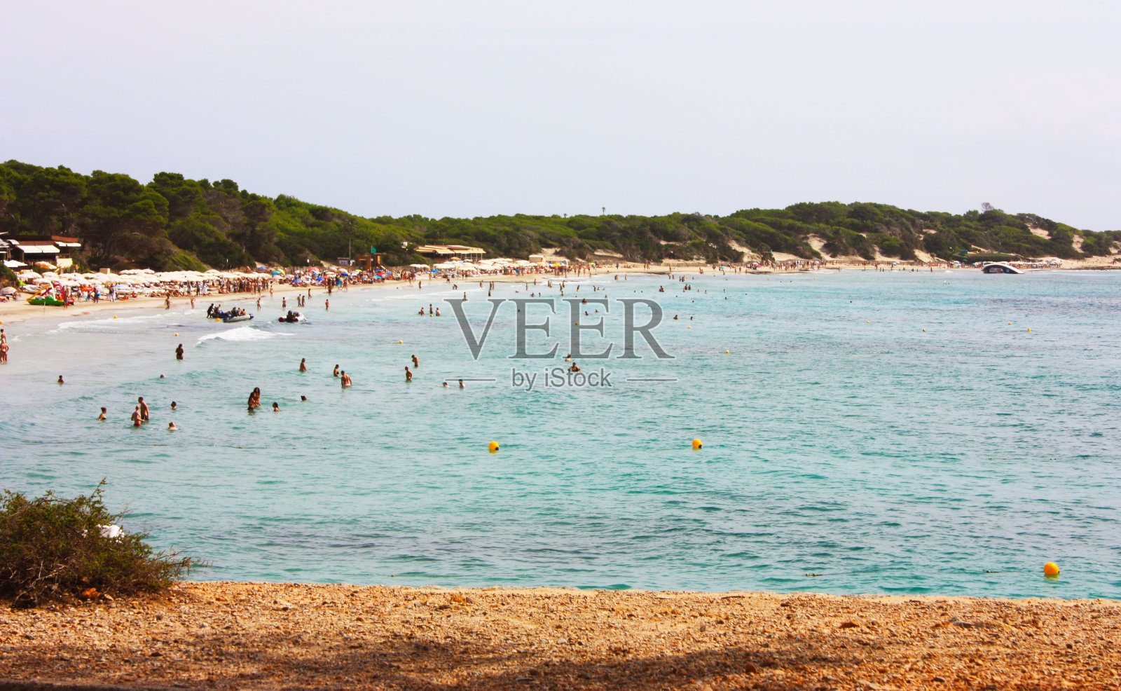 碧蓝的伊比沙海岸到著名的盐田，在著名的西班牙沙湾旅游照片摄影图片