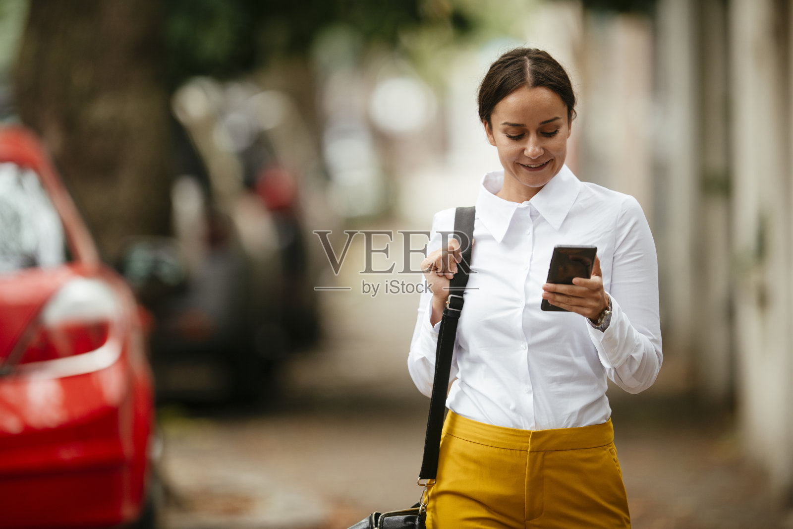年轻的女商人在户外打电话。照片摄影图片