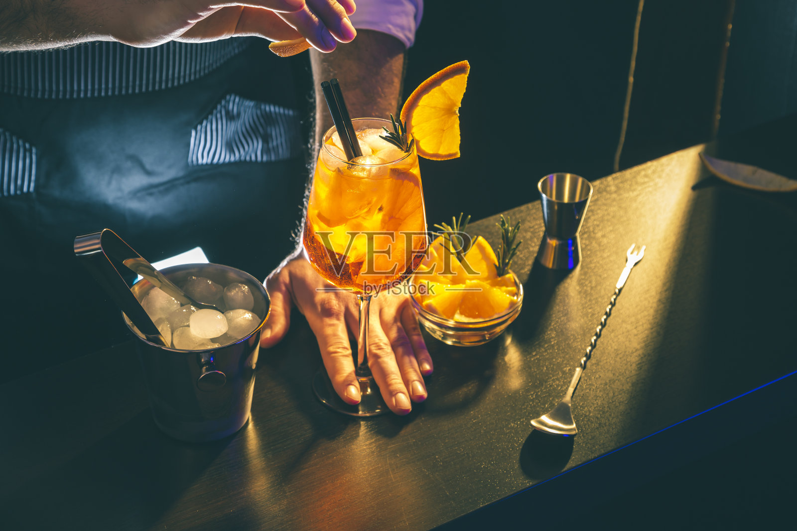 调酒师制作Spritz鸡尾酒照片摄影图片