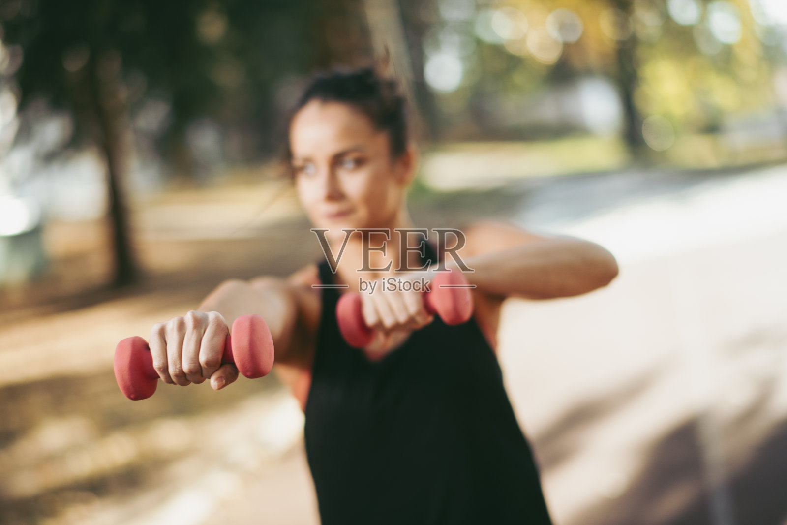 漂亮女人在户外工作。照片摄影图片