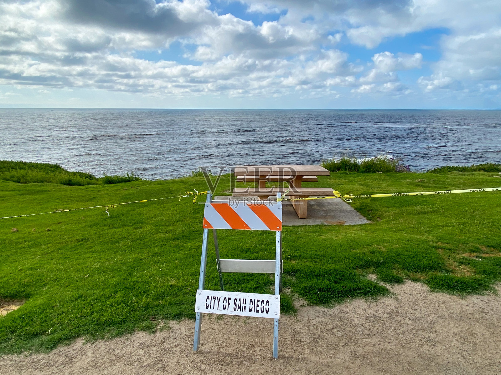 在COVID-19大流行期间关闭了拉霍亚海滩，并设置了信息标志照片摄影图片