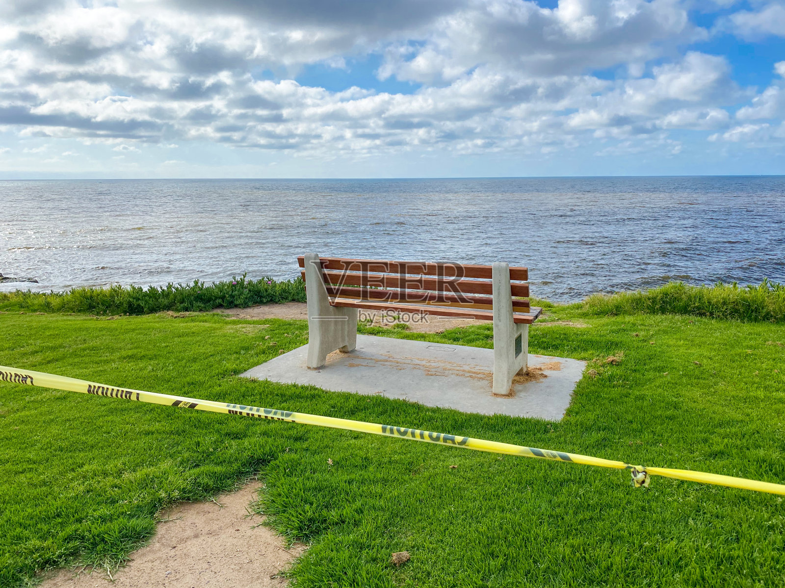 在COVID-19大流行期间关闭了拉霍亚海滩，并设置了信息标志照片摄影图片