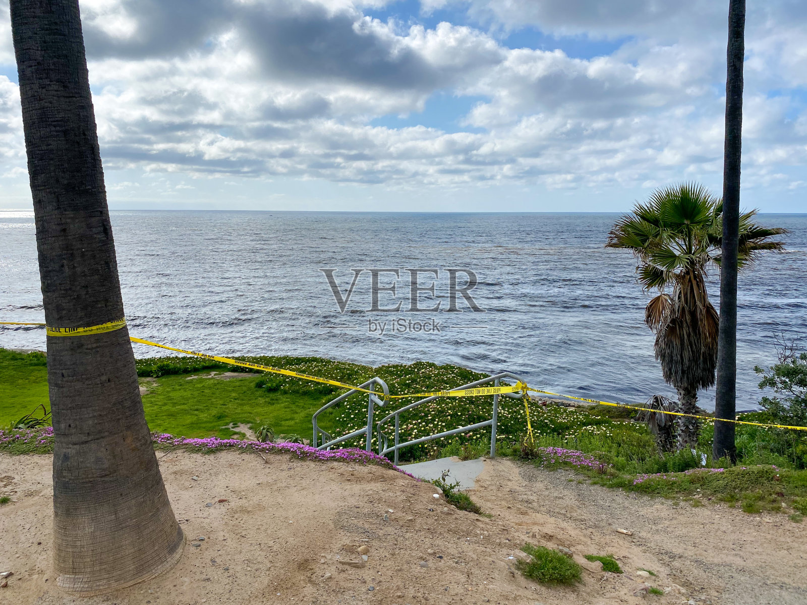 在COVID-19大流行期间关闭了拉霍亚海滩，并设置了信息标志照片摄影图片