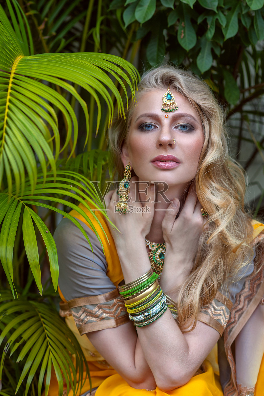 穿着印度纱丽的欧洲金发女孩照片摄影图片