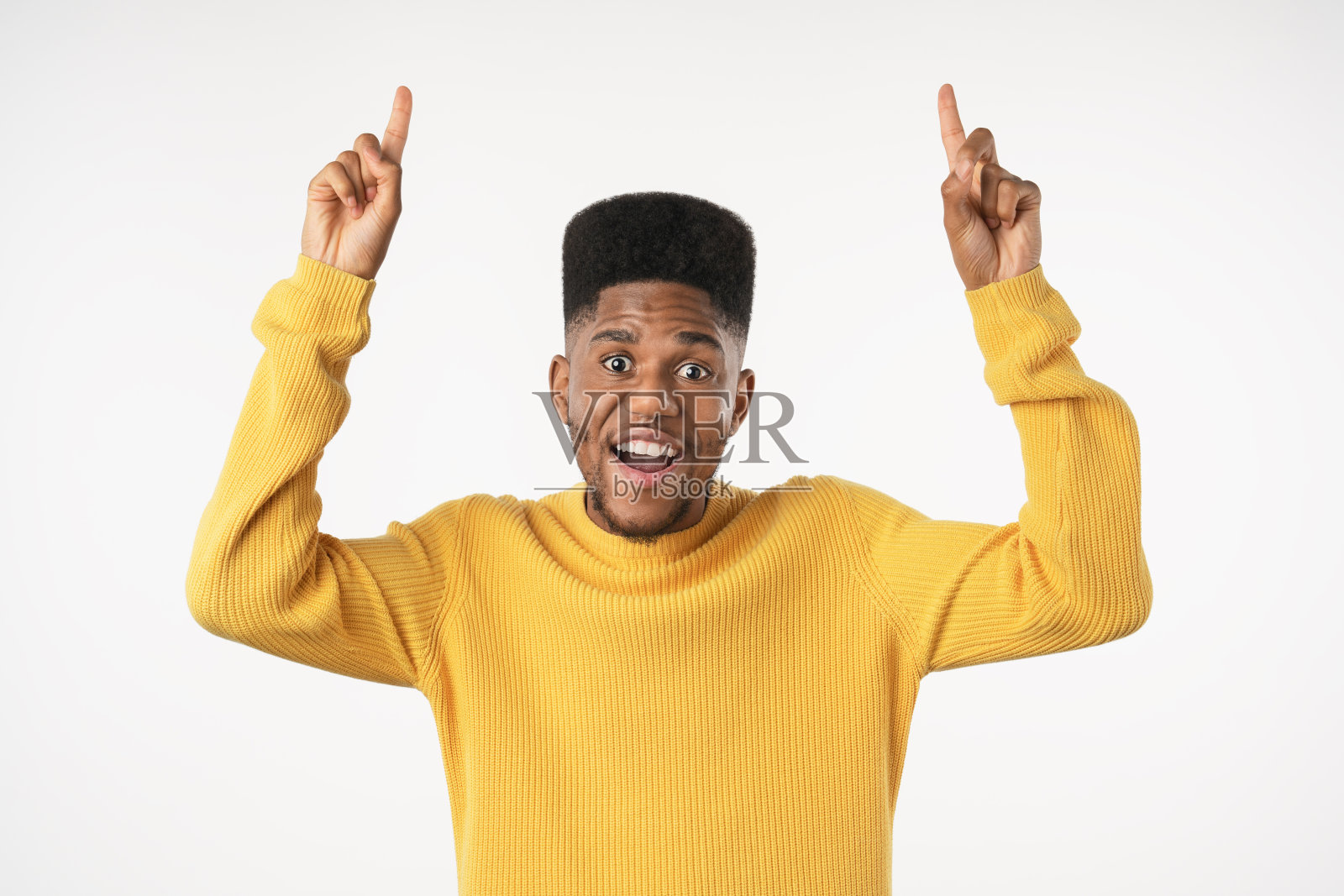 非洲裔美国年轻人指向一边，手指孤立在白色背景上照片摄影图片