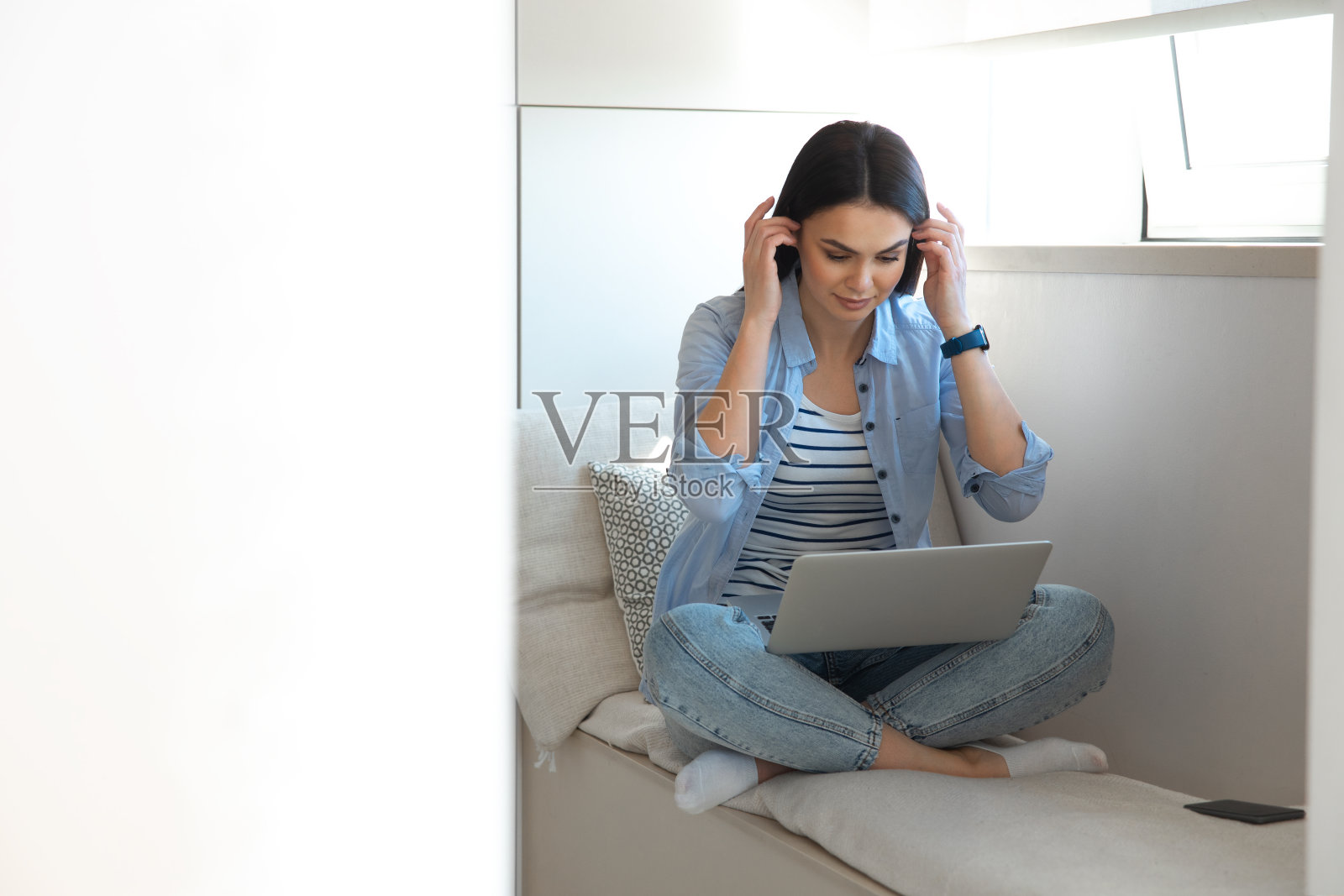 微笑的年轻女子在家在线工作照片摄影图片