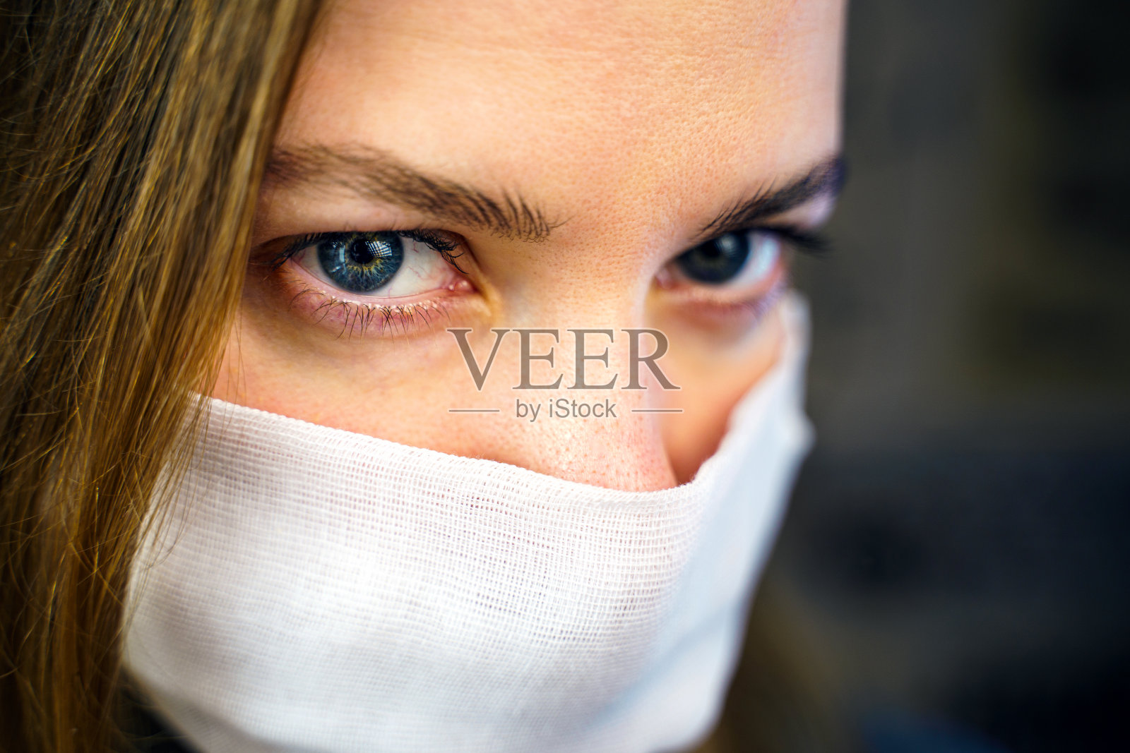 一个戴着薄纱面具的女人的肖像照片摄影图片