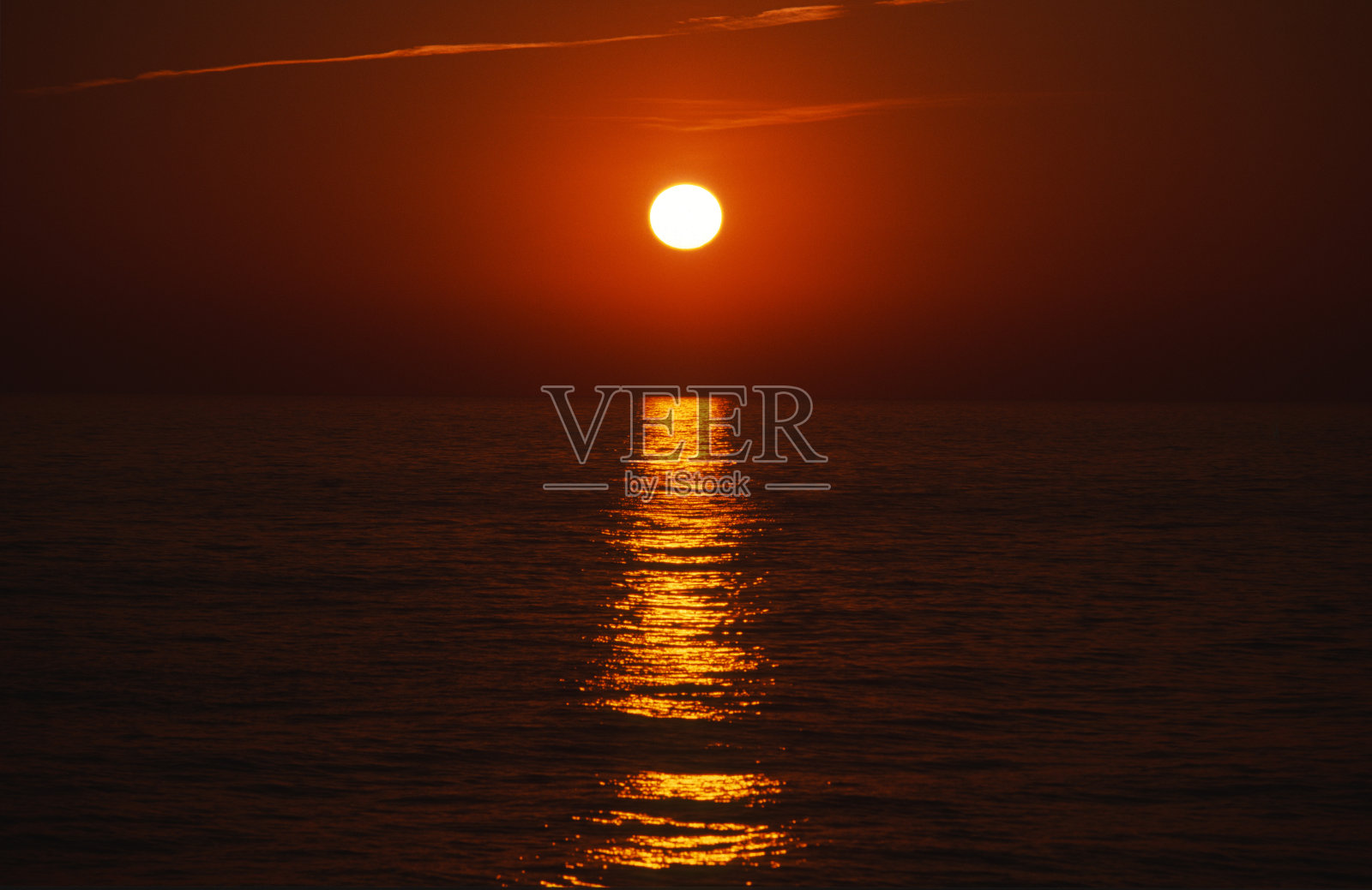 红红的夕阳照亮了伊比沙岛沿岸的地中海照片摄影图片