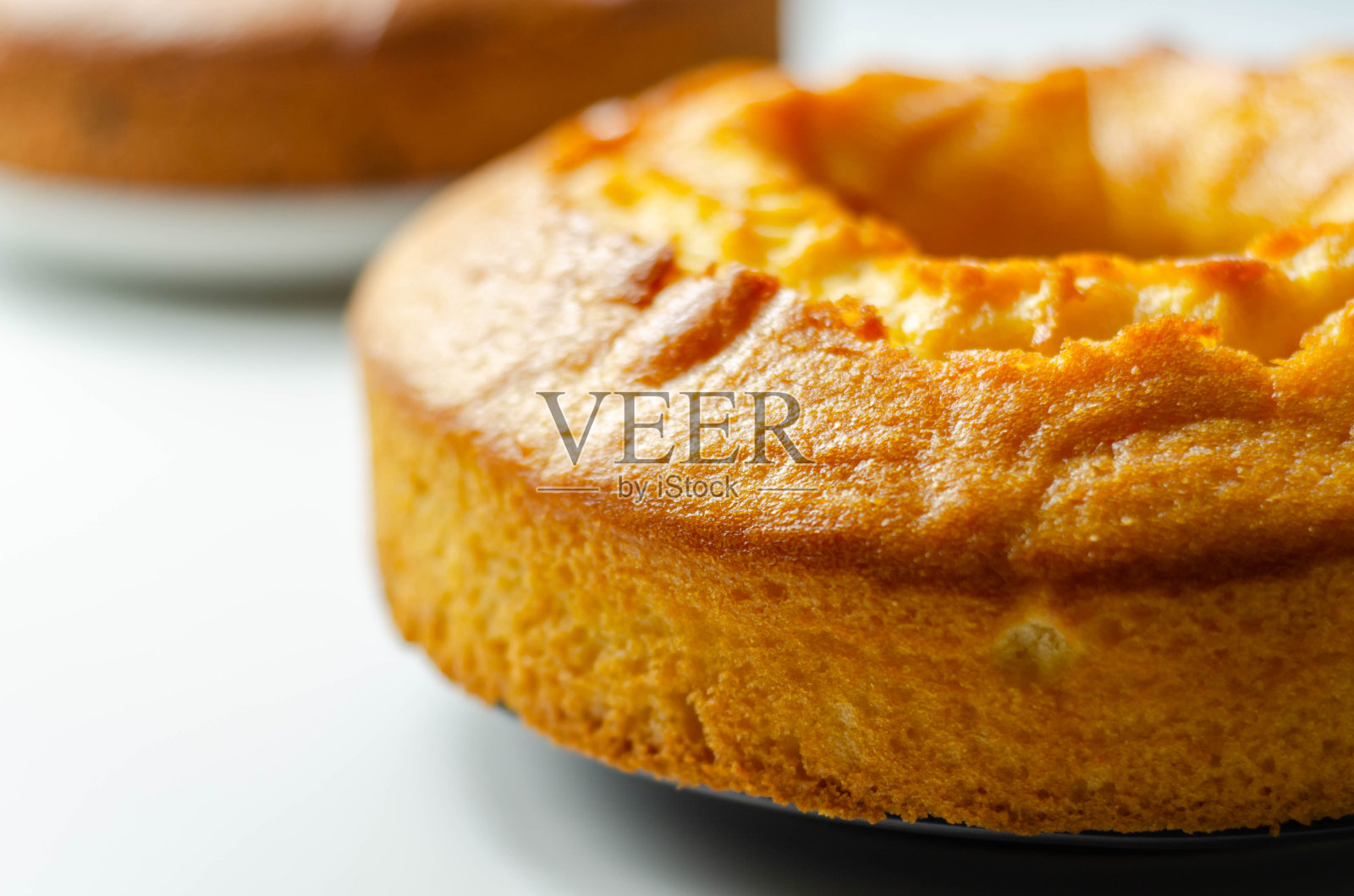 新鲜制作的马德拉环状面包蛋糕装饰在白色的背景照片摄影图片