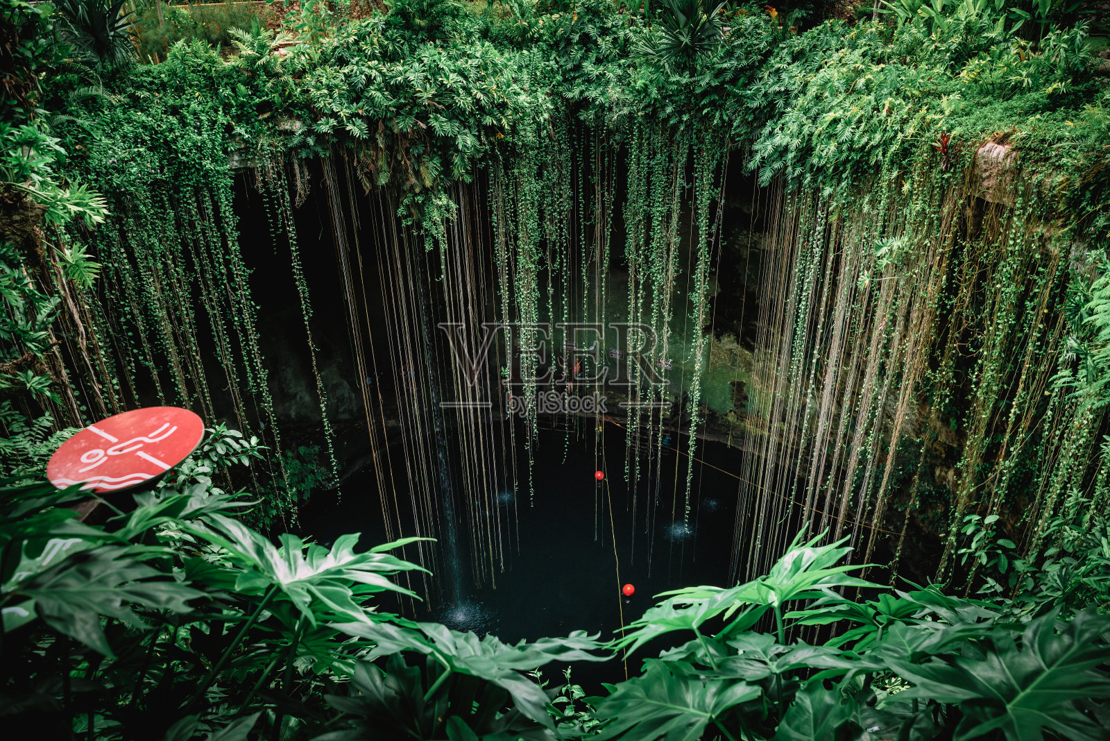 天井生态Ik-Kil与蓝色清澈的水照片摄影图片