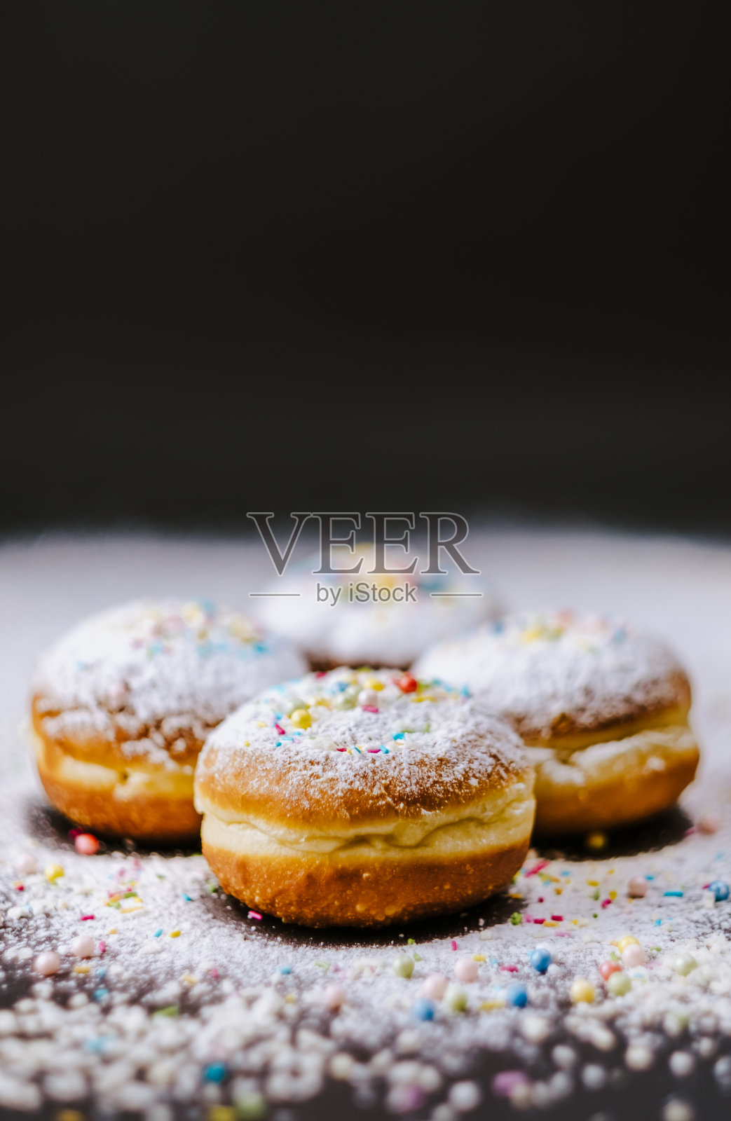 撒了糖粉的甜甜圈。照片摄影图片