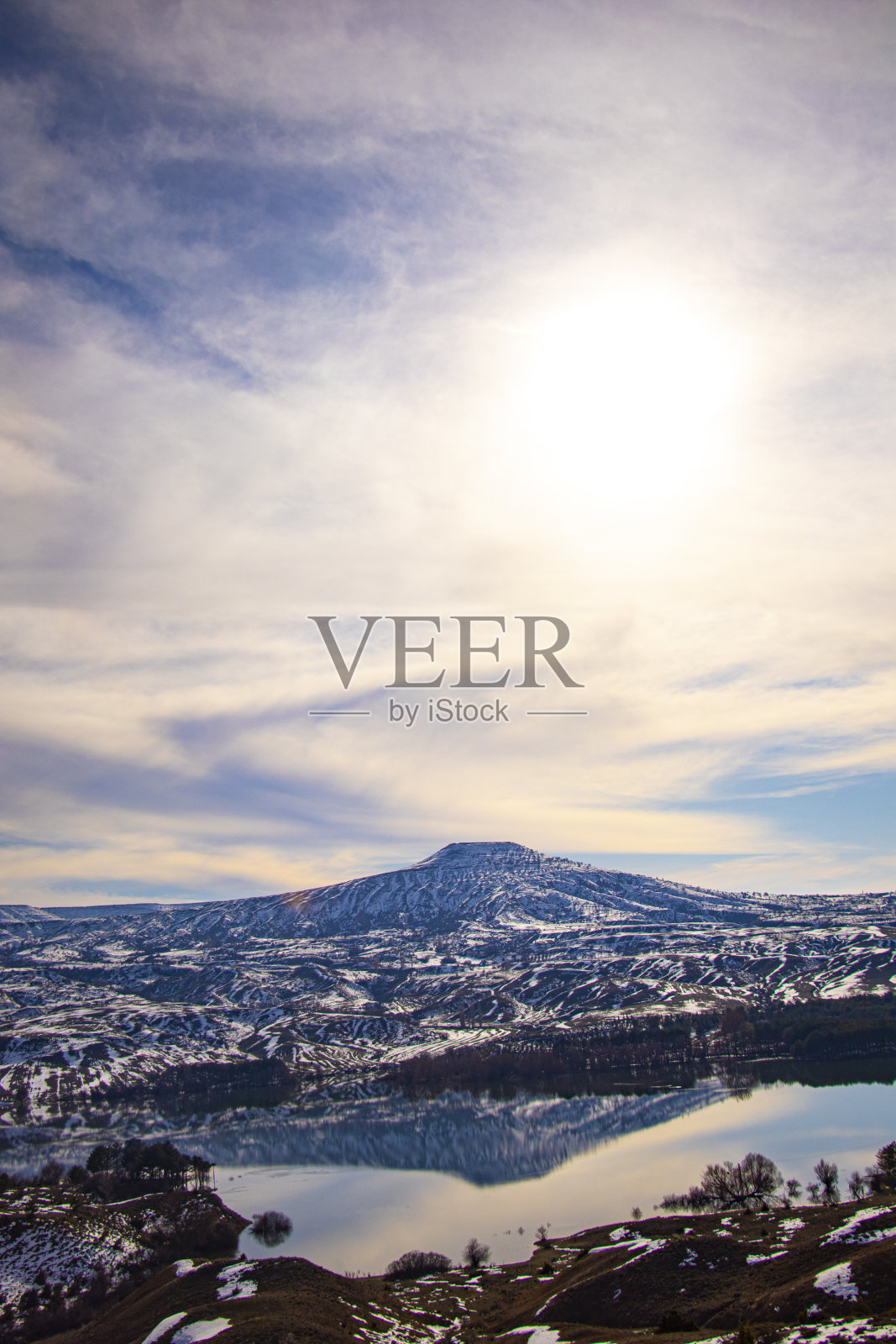 在阳光和多云的天气内夫西希尔雪山和湖的观点照片摄影图片