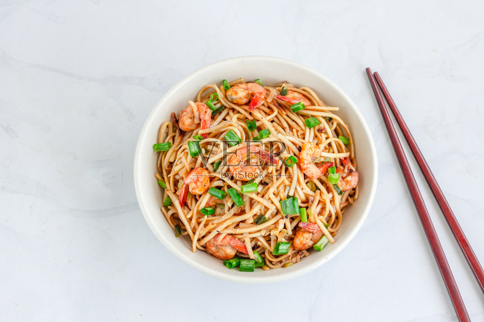 虾乌冬面在一个碗与酱油，俯视图平躺照片，亚洲食物，日本食物摄影照片摄影图片