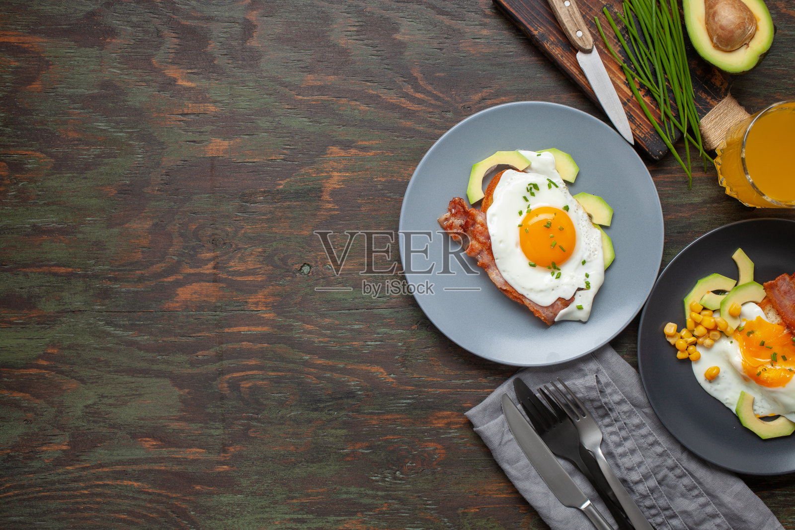 英国早餐-吐司，培根，鳄梨和鸡蛋在一个盘子里。健康食品。俯视图照片摄影图片