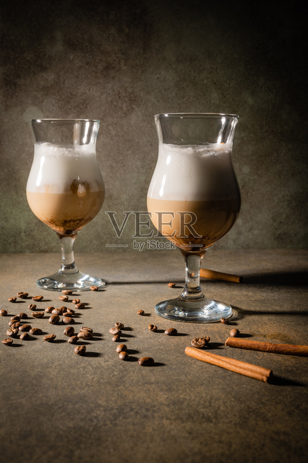 自制dalgona咖啡。由速溶咖啡、糖和牛奶制成的时髦的蓬松奶油发泡饮料。垂直方向照片摄影图片