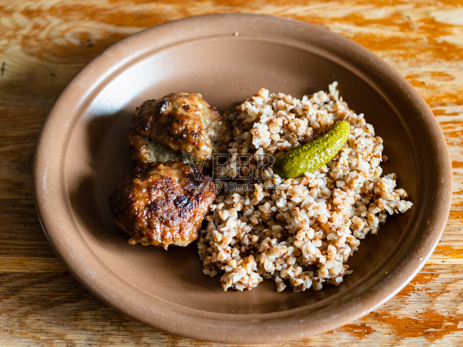 俄罗斯科特莱塔和荞麦粥在盘子里照片摄影图片