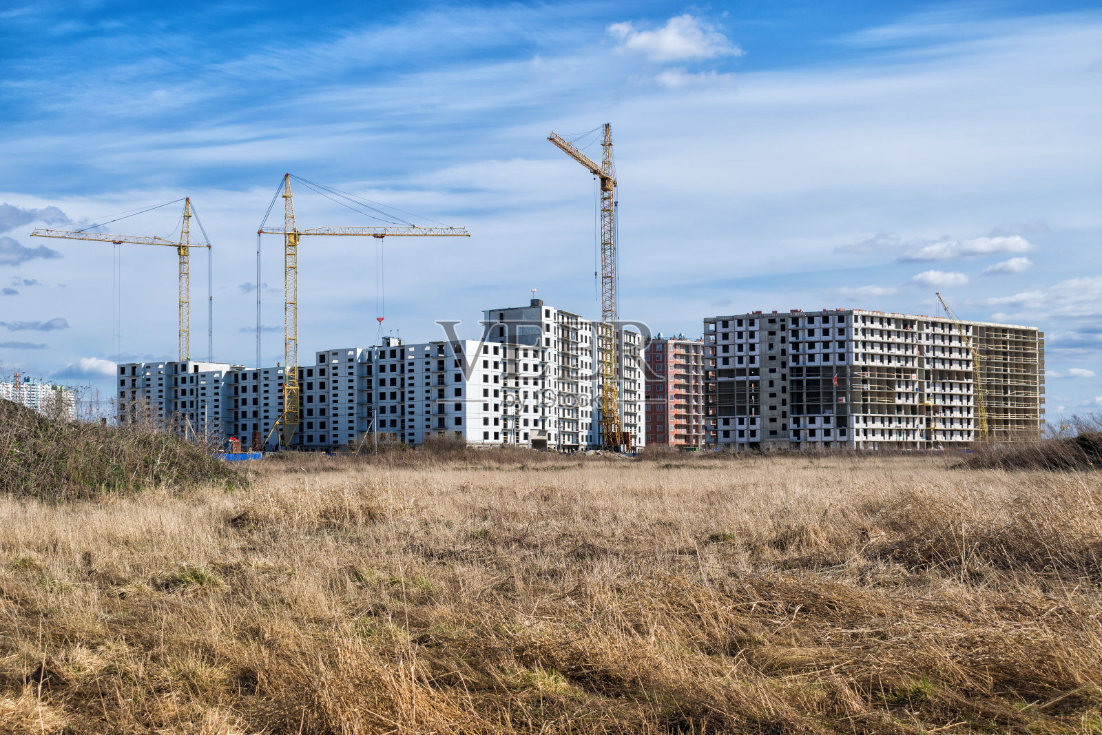 一个公寓楼正在废弃的农田上建造照片摄影图片
