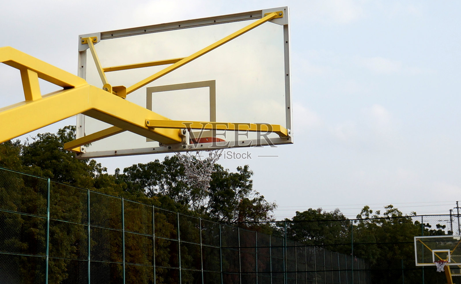 篮球游戏板和篮框的特写照片摄影图片