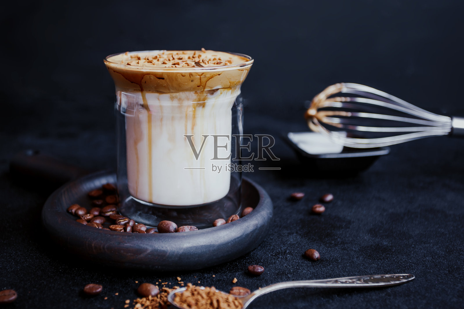 达尔戈纳咖啡，一种时尚清凉的蓬松奶油泡咖啡。照片摄影图片