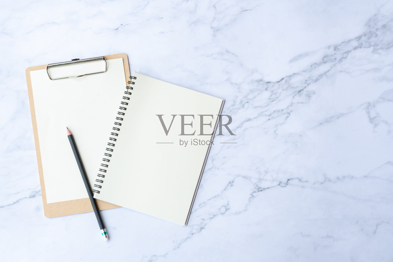 复古的白纸样板平铺在旧桌面上大理石背景纹理空间概念工作区办公室空白便条，计划在日历2021年新年，商业博主想法空文本查看照片摄影图片