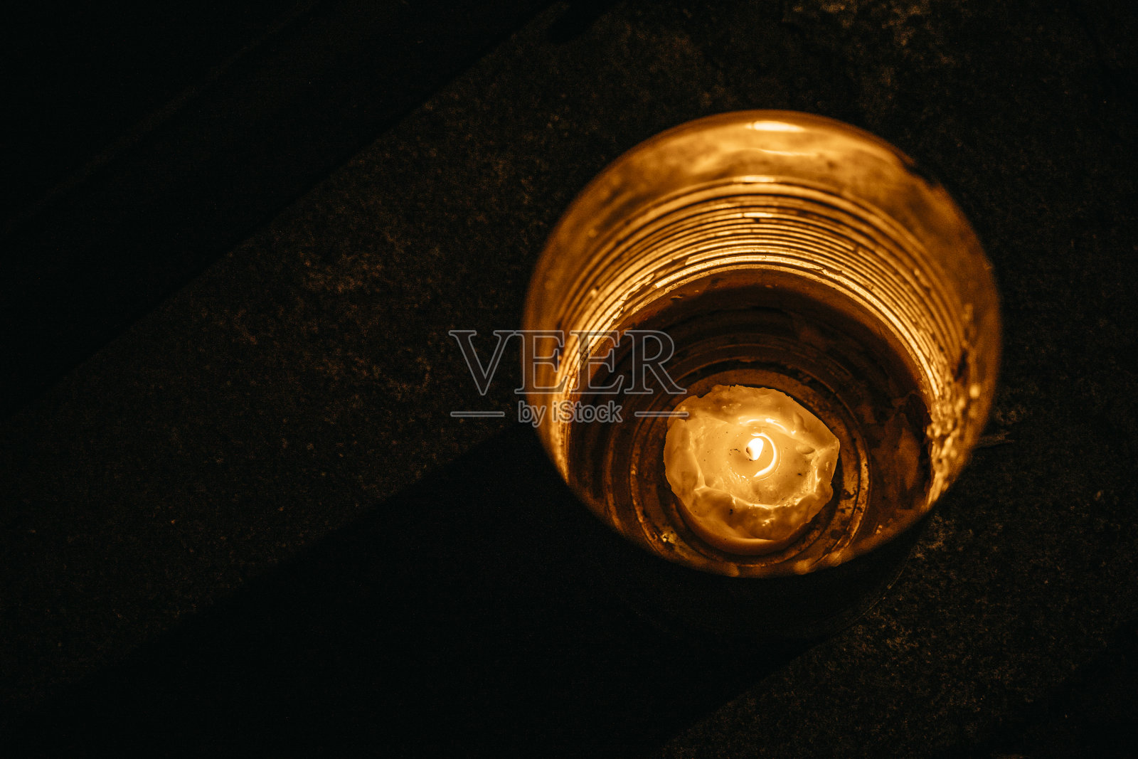 晚上在罐子里放蜡烛照片摄影图片