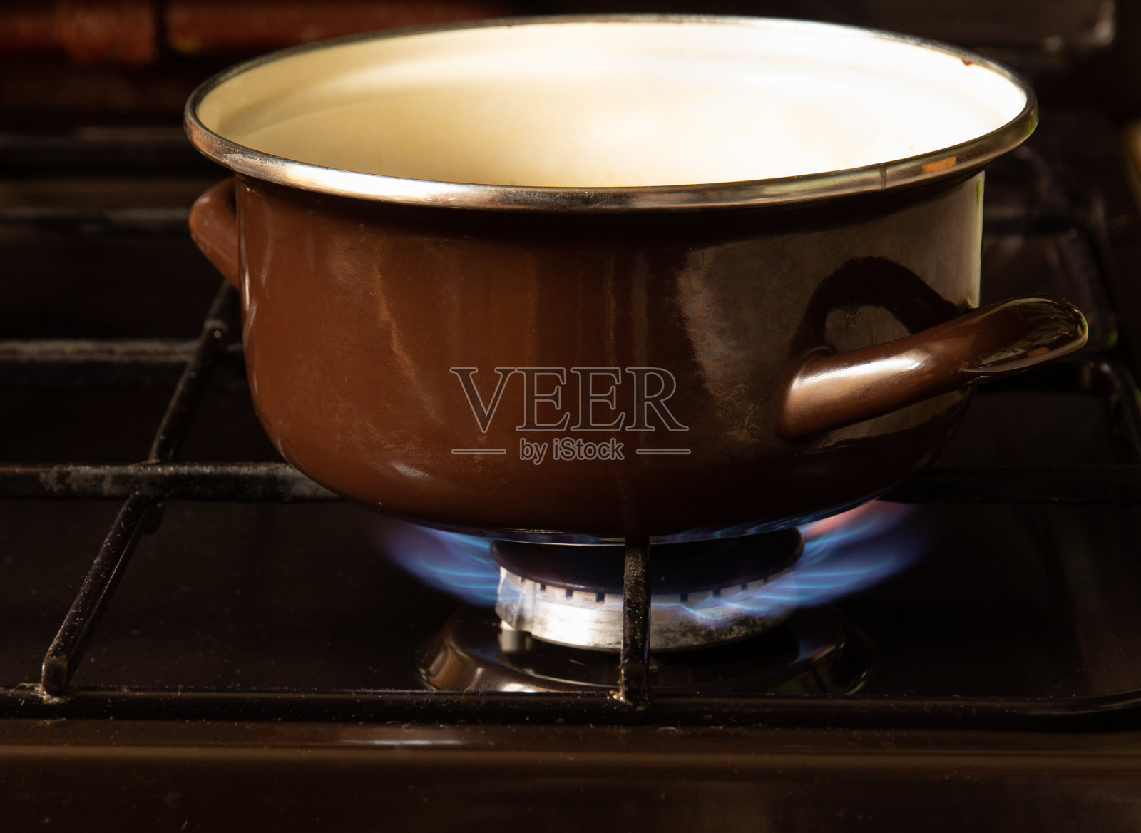 煤气灶上放着一锅棕色的食物照片摄影图片