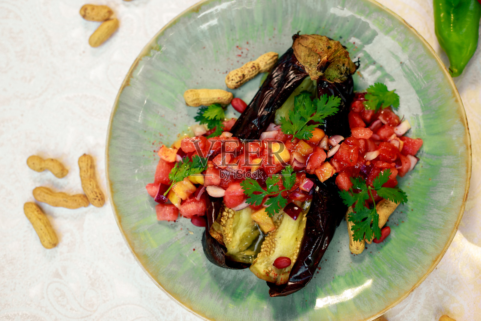 健康食品，烤茄子配蔬菜，辣椒和西红柿照片摄影图片