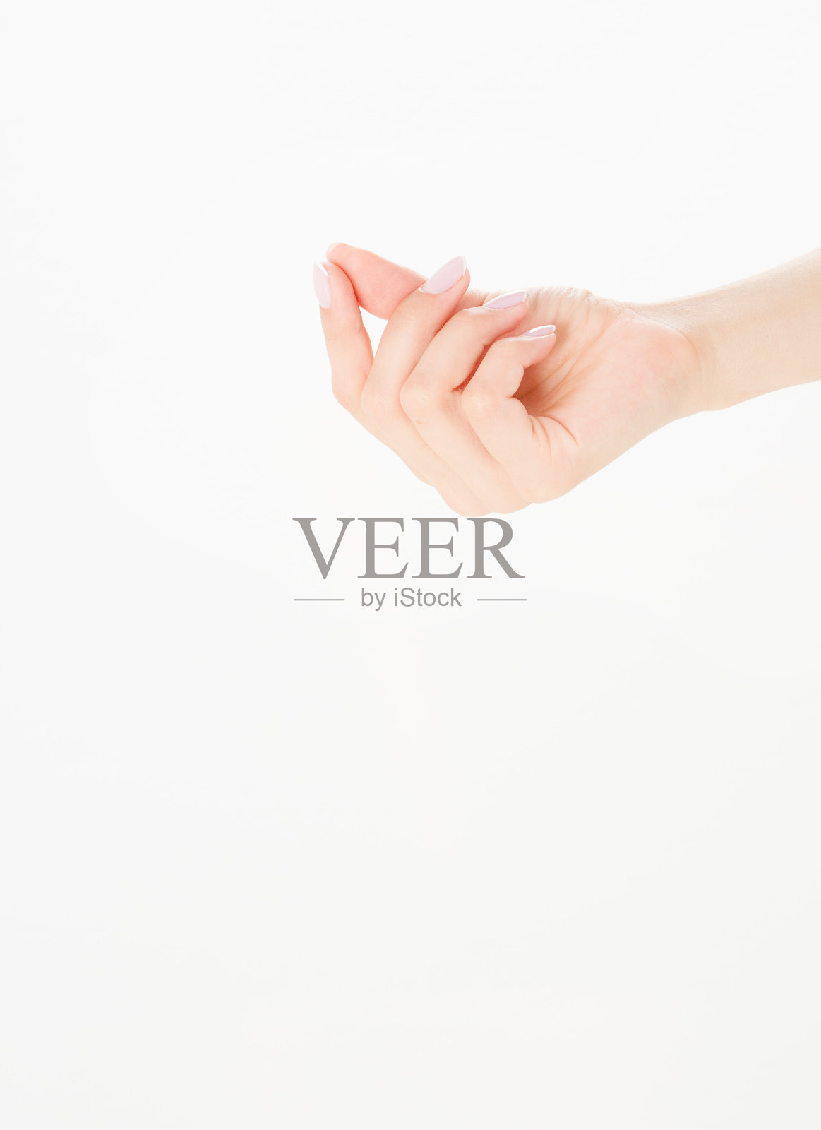 女性的手握着某物，孤立在白色上，女性的手掌做着手势，同时在白色孤立的背景上显示少量的某物，侧视图，特写，切口，复制空间照片摄影图片