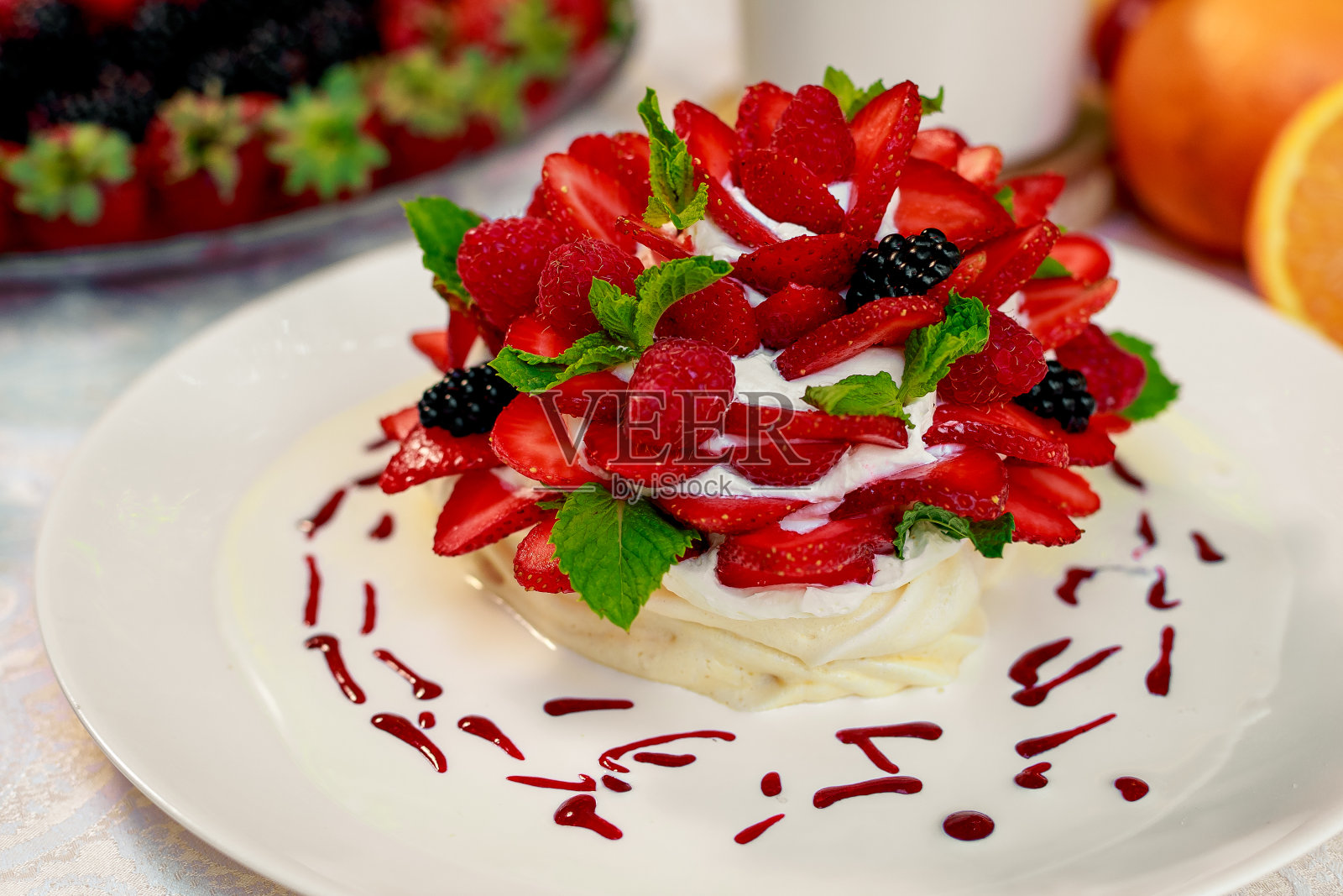 奶油、薄荷和草莓的巴芙洛娃甜品照片摄影图片