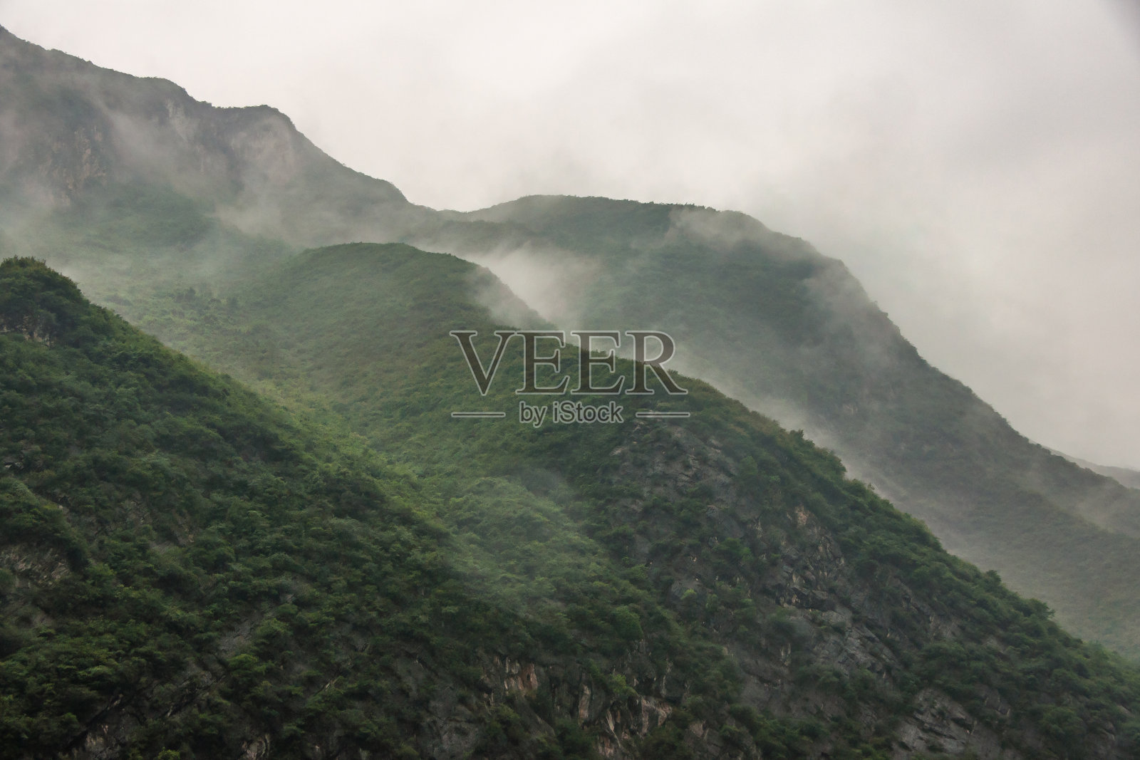 云景沿着长江瞿塘峡，中国白帝城，下降到绿色的山上。照片摄影图片