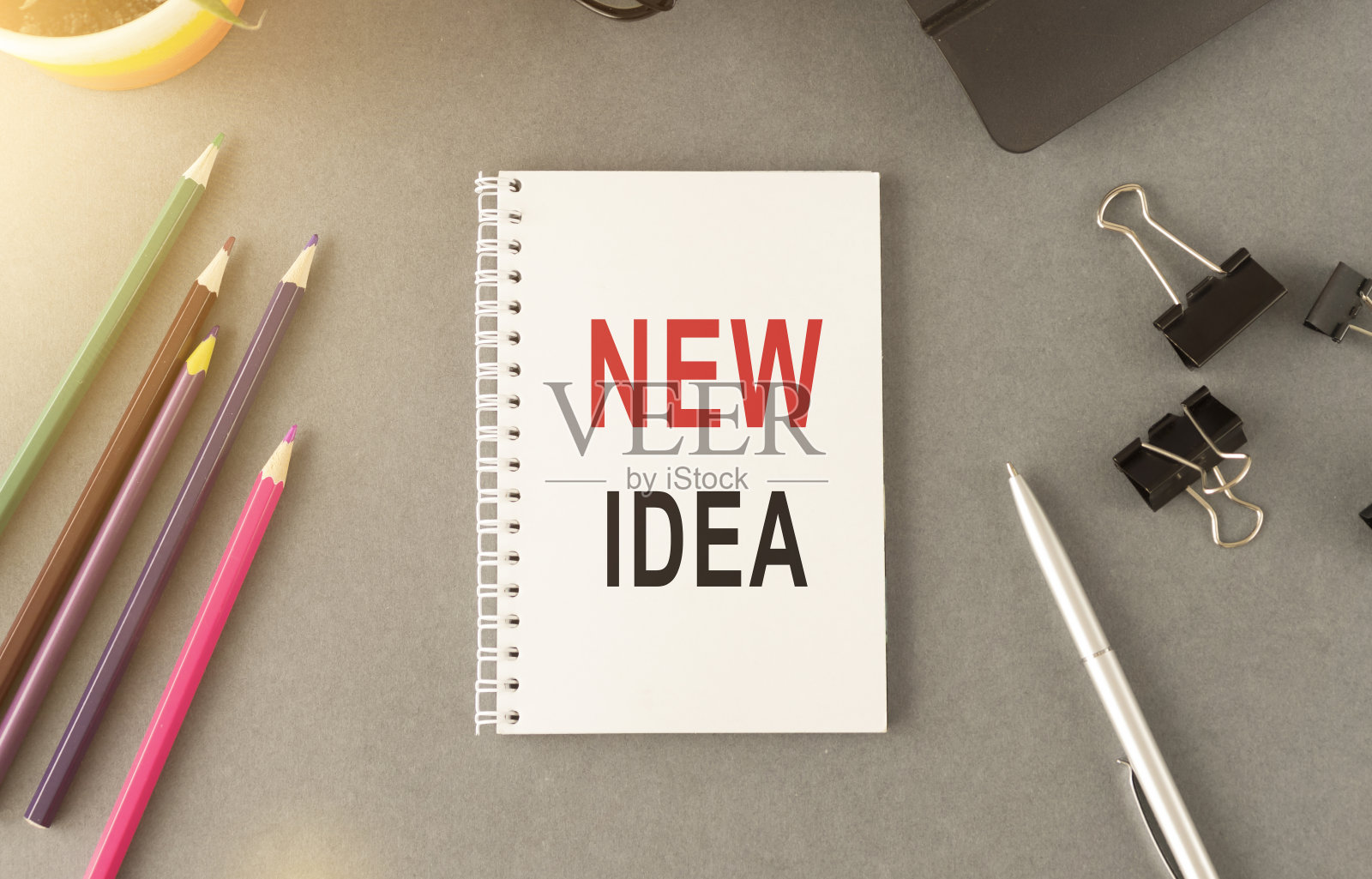 2020年新年目标，计划，行动文本在记事本和办公配件。商业动机，灵感概念创意照片摄影图片