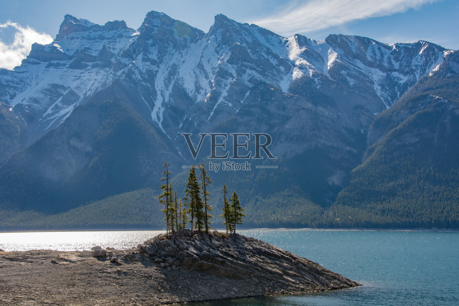 班夫国家公园的明尼旺卡湖照片摄影图片