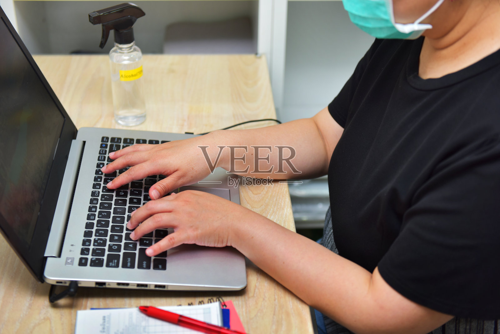 在家工作的女商人要戴上防护面具照片摄影图片