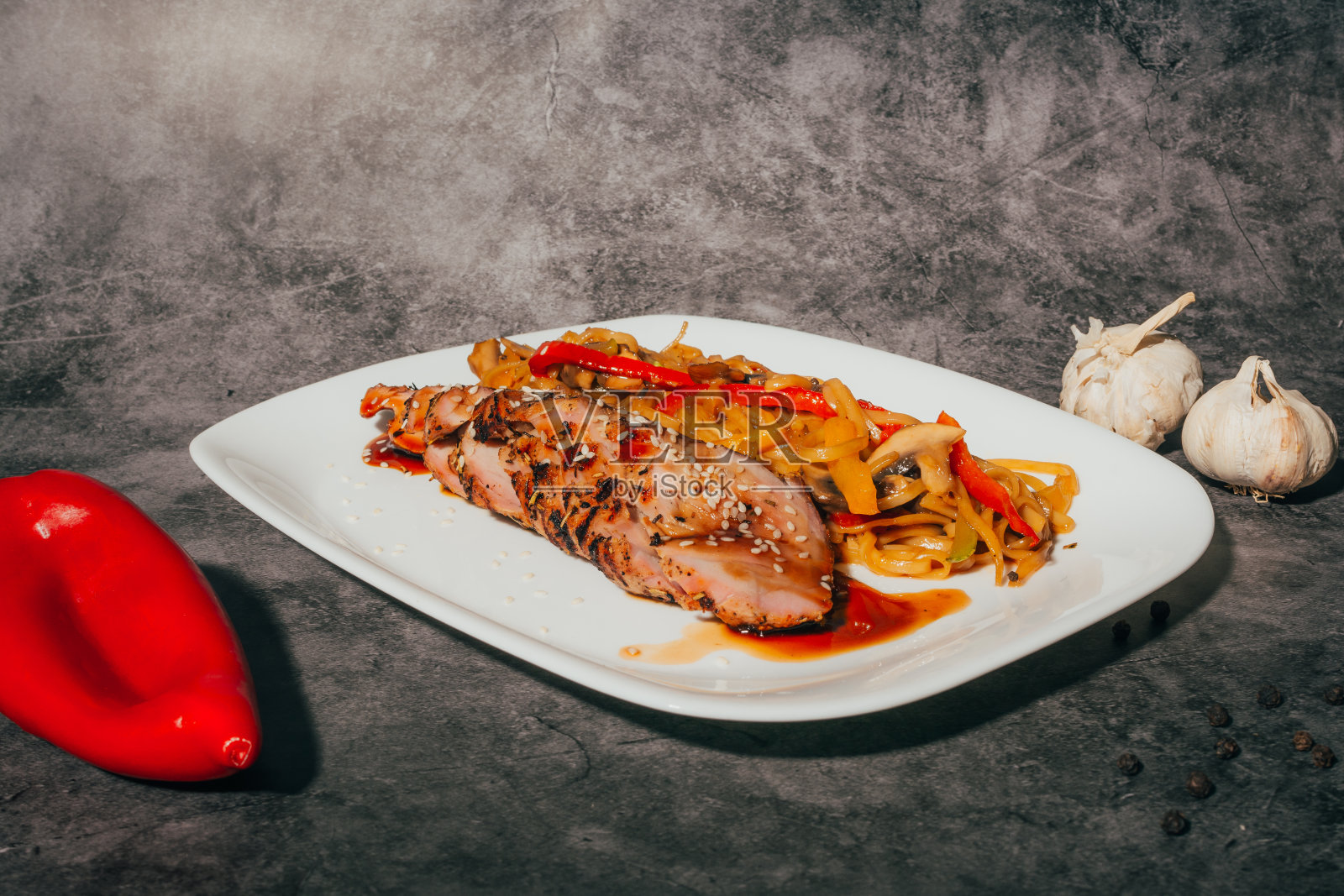 浇上酱汁的肉照片摄影图片