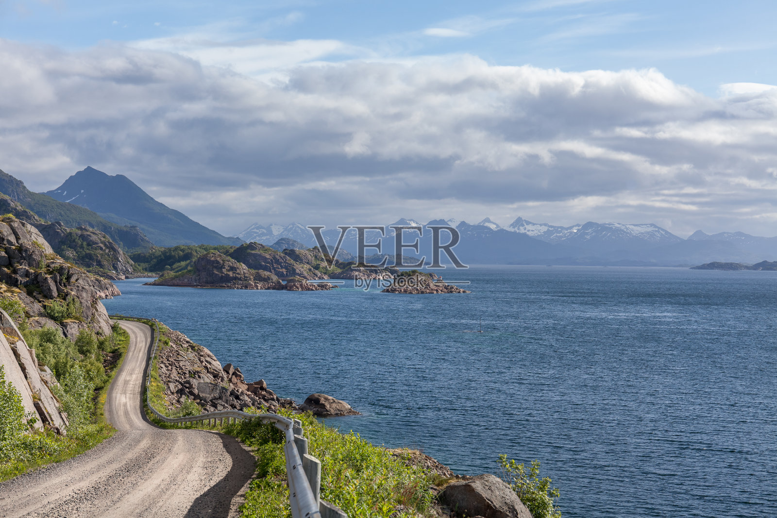 挪威罗浮敦群岛山中的夏季路。有选择性的重点。照片摄影图片