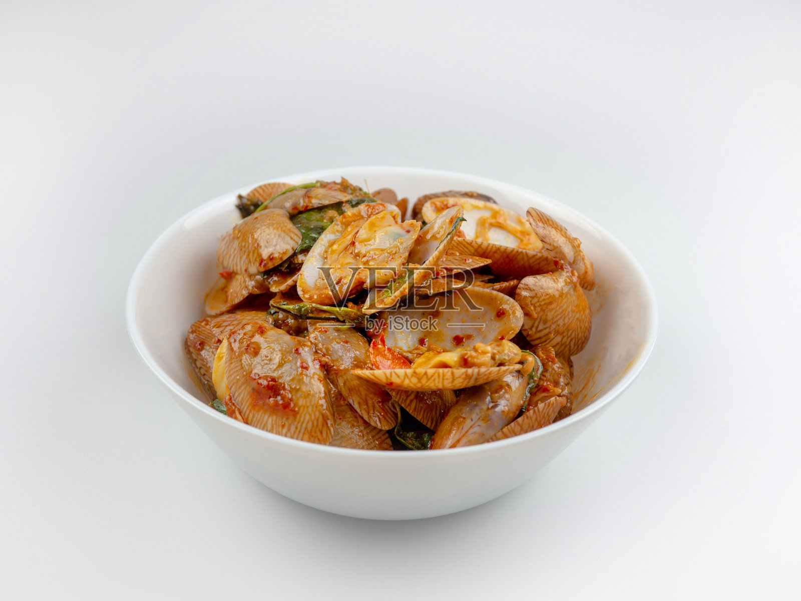 炒蛤蜊与烤辣椒在白色的背景，泰国菜，顶视图照片摄影图片