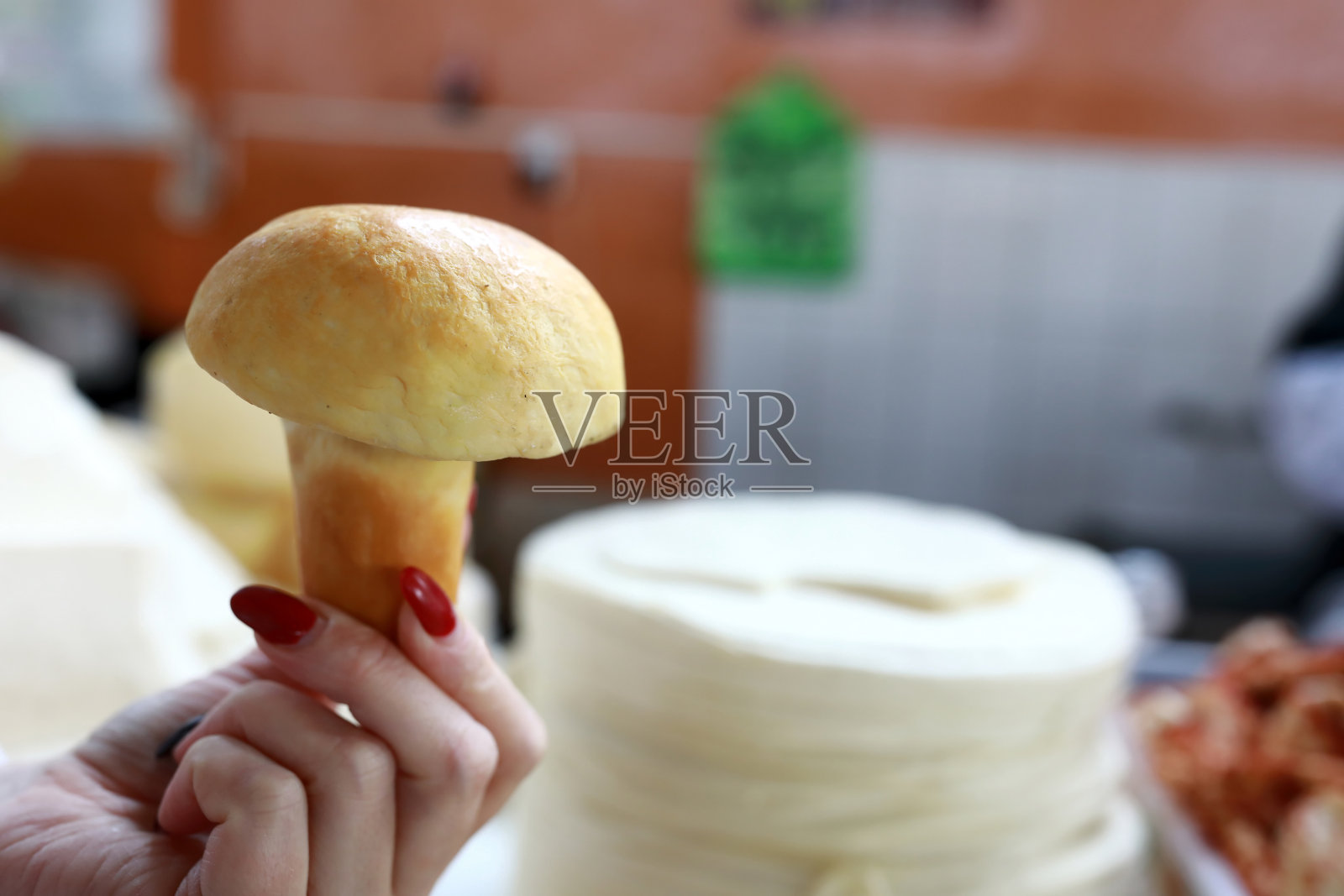 卖家展示了蘑菇形状的奶酪照片摄影图片