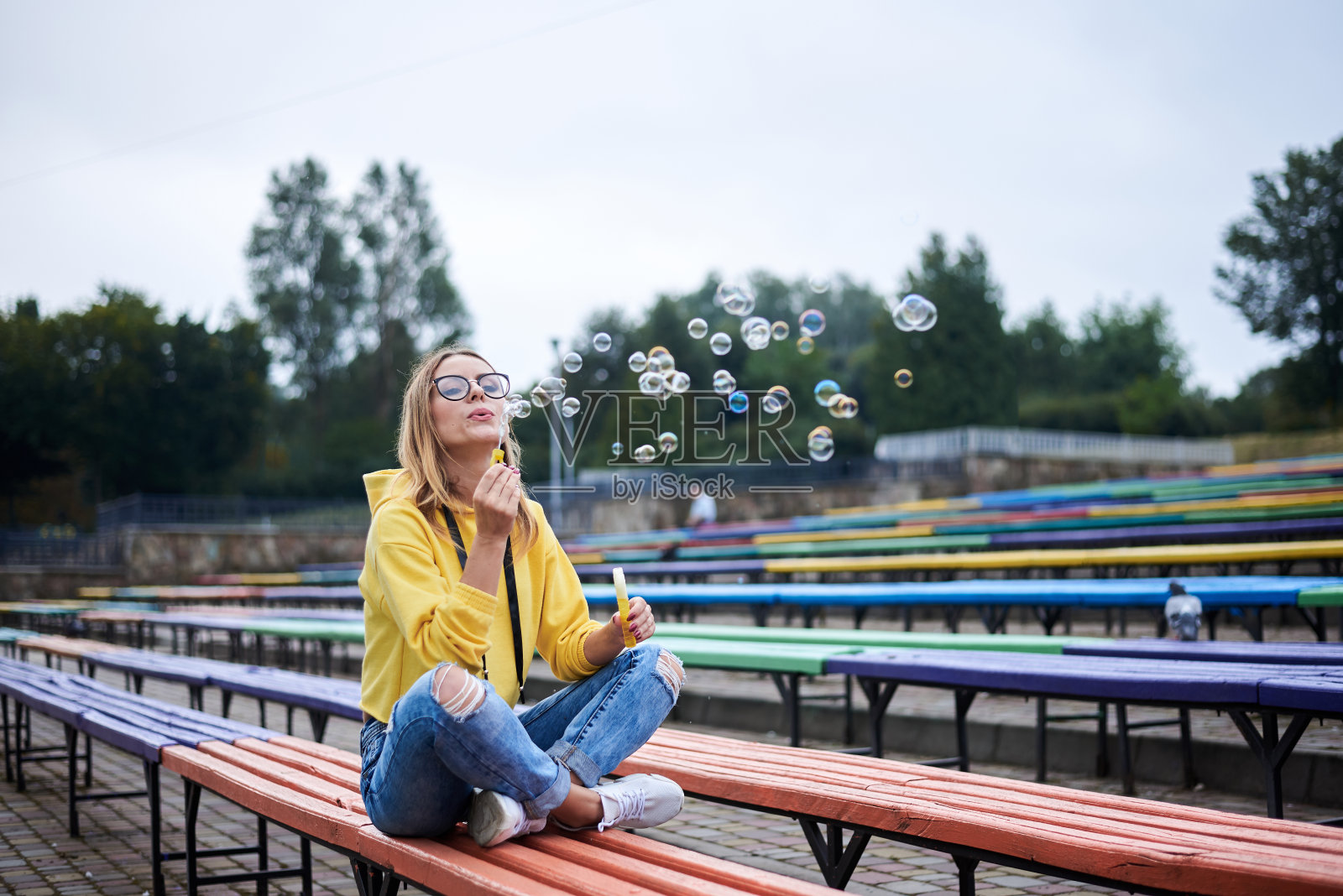 公园里年轻的金发女人照片摄影图片