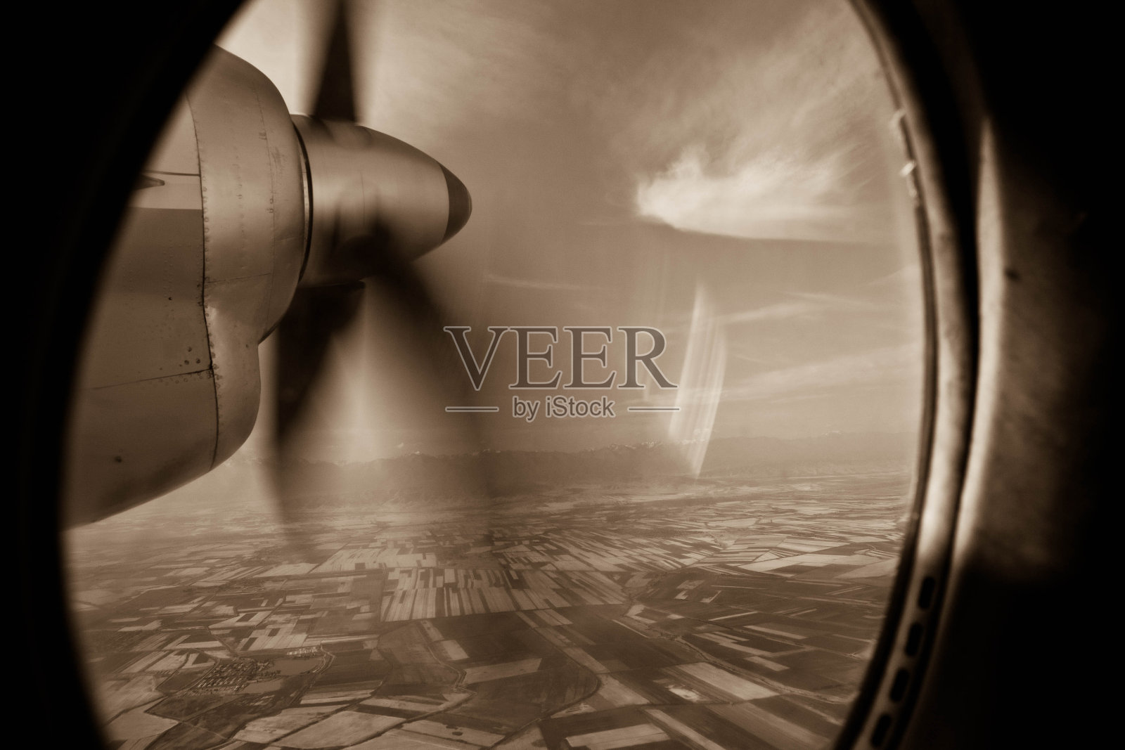 从飞机发动机与旋转螺旋桨与运动模糊的照明。黑色和白色。照片摄影图片