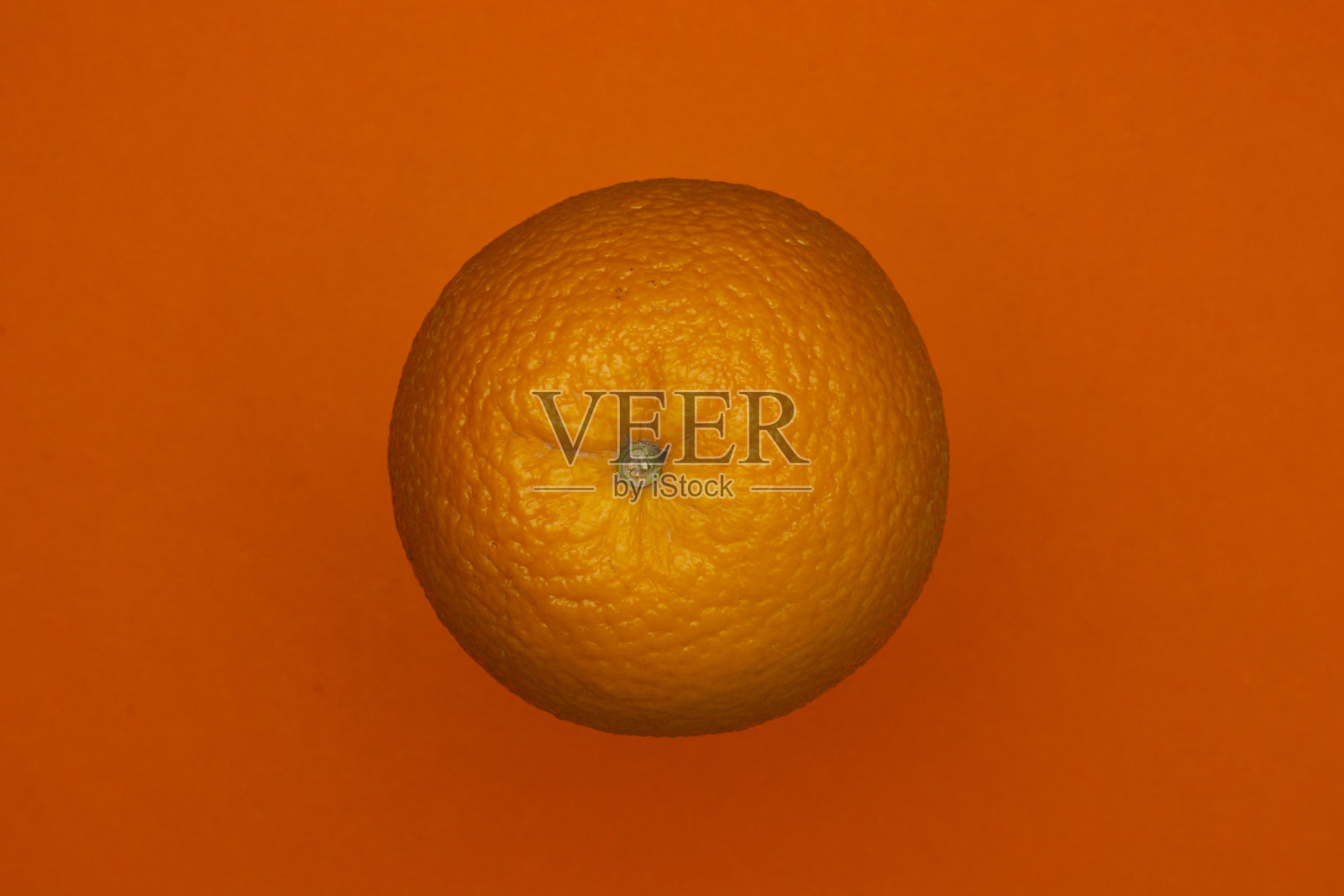 橙色背景上的橙色。从以上观点。照片摄影图片