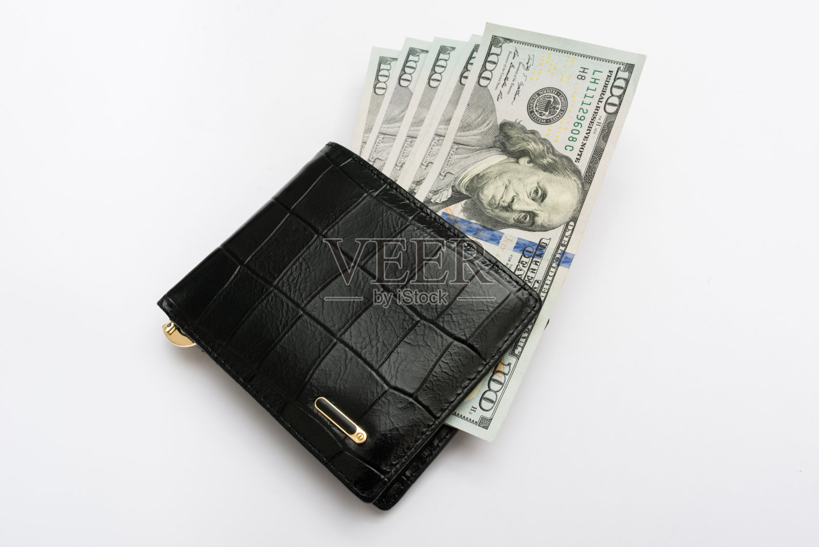 白色的背景上放着一个装有美元的钱包照片摄影图片