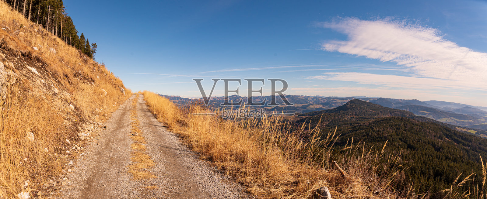 山谷和山脉之间的徒步小径。通往格拉茨附近的Schockl山的小路照片摄影图片